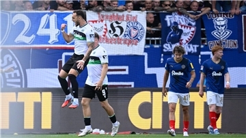 Hannovers Virgil Ghita (l) feiert seinen Ausgleichstreffer.