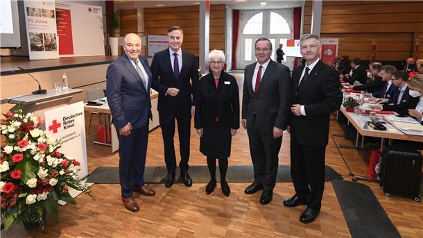 Hans Hartmann (links, von der Landesversammlung als Präsident des DRK-Landesverbandes Niedersachsen für vier Jahre wiedergewählt) im Bild mit DRK-Bundesverbandspräsidentin Gerda Hasselfeldt, Landesinnenminister Boris Pistorius (SPD, Zweiter von rechts), MdEP Davic McAllister (Zweiter von links) und Dr. Ralf Selbach (Vorstandsvorsitzender DRK-Landesverband Niedersachsen) Fotos: Isabell Massel/DRK-Landesverband Niedersachsen