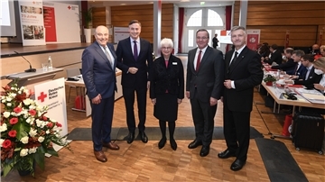Hans Hartmann (links, von der Landesversammlung als Präsident des DRK-Landesverbandes Niedersachsen für vier Jahre wiedergewählt) im Bild mit DRK-Bundesverbandspräsidentin Gerda Hasselfeldt, Landesinnenminister Boris Pistorius (SPD, Zweiter von rechts), MdEP Davic McAllister (Zweiter von links) und Dr. Ralf Selbach (Vorstandsvorsitzender DRK-Landesverband Niedersachsen) Fotos: Isabell Massel/DRK-Landesverband Niedersachsen