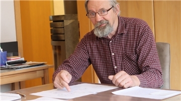 Hans-Heiner Teuben hat sich Gedanken zum Bau des kirchlichen Gemeindehauses gemacht. Statt eines Neubaus schlägt er einen Anbau an das jetzige kommunale Gemeindehaus am Brink vor.