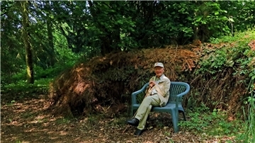 Hans-Herrmann Intemann betrachtet das Werk der letzten Jahrzehnte mit Zufriedenheit, aber da ein Garten bekanntlich ja nie fertig wird, pflanzt er munter weiter und verändert sein Arboretum stetig.