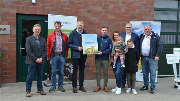 Hans Janssen (von links) vom Milchkontrollverband Elbe-Weser, Dirk Mahnken von der Meierei Barmstedt, Jan Heusmann von der Landesvereinigung für Milchwirtschaft sowie der Landvolkvorsitzende Alexander von Hammerstein (von rechts) und Landrat Marco Prietz gratulierten Familie Ahrens. Sohn Jonte fehlt auf dem Foto.