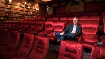 Hans-Joachim Flebbe, Gründer der Astor-Filmkette, sitzt im Clubkino bei einem Presserundgang. Der Filmtheater-Unternehmer befürchtet wegen der Corona-Pandemie und den damit verbundenen Ausgangsbeschränkungen ein großes Kinosterben.