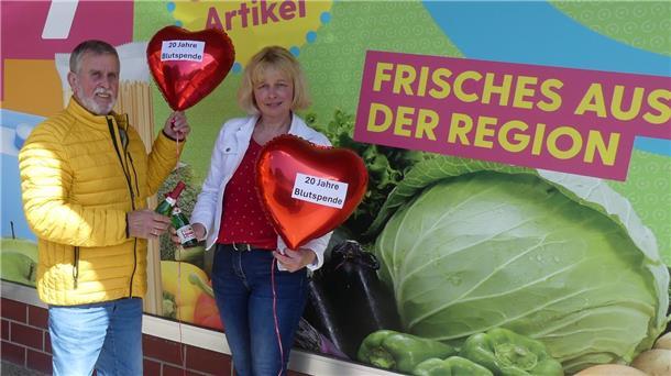 Hans-Joachim Schweckendiek übergibt die Leitung des Sieverner Blutspende-Teams an Sigrid Wettwer.