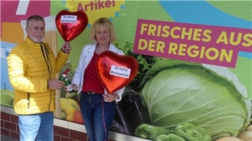 Hans-Joachim Schweckendiek übergibt die Leitung des Sieverner Blutspende-Teams an Sigrid Wettwer.