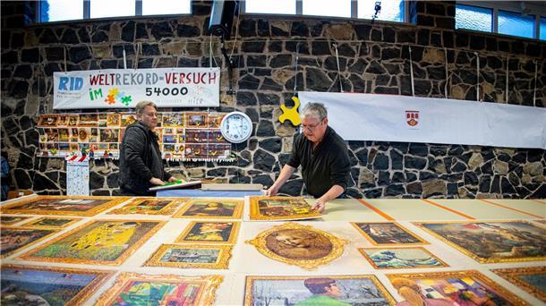 54.000 Puzzle-Teile in 99 Tagen - Weltrekord Hans-Josef Schaadt legt letzte Hand an sein Rekord-Puzzle.