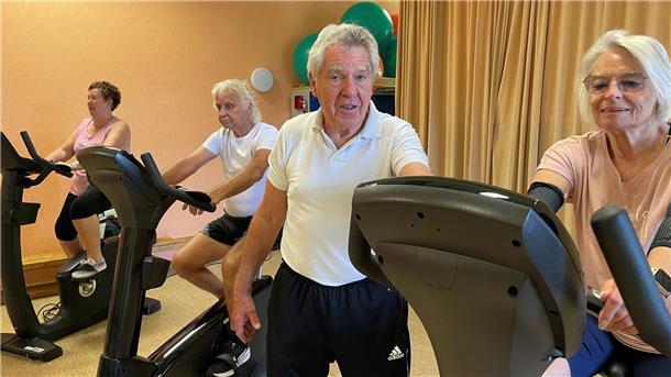 Sportler trainieren in Halle