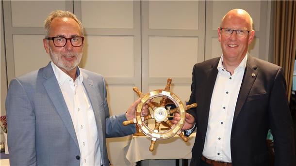 Hans Kemmeries (links) hat das Steuer beim Lions Club Brake von Eike Bohlmann übernommen.