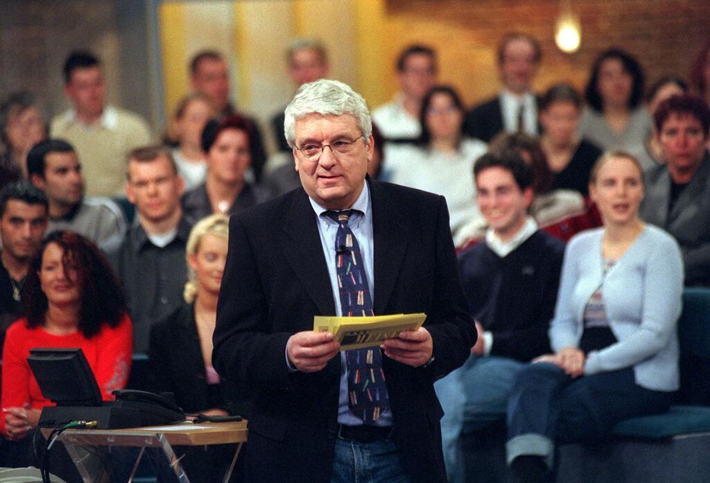 Hans Meiser bei der Aufzeichnung seiner RTL-Talkshow im Jahr 2000.
