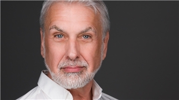 Hans Neblung singt Stücke aus bekannten Musicals.