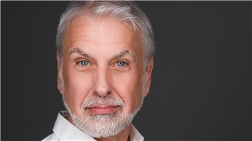 Hans Neblung wird an vier Abenden auf dem Salondampfer „Hansa“ durch die Welt der Musicals führen. 