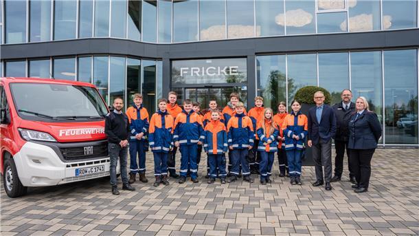 Hans-Peter Fricke (3. von rechts) überreicht die Spende in Höhe von 7.690 Euro an Jugendwartin Christin Kühn (1. von rechts), dem stellvertretenden Jugendwart Patrick Bruder (2. von rechts), dem stellvertretenden Ortsbrandmeister Ralf Pooch (1. von links) und Mitgliedern der Heeslinger Jugendfeuerwehr.