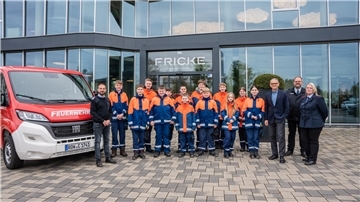 Hans-Peter Fricke (3. von rechts) überreicht die Spende in Höhe von 7.690 Euro an Jugendwartin Christin Kühn (1. von rechts), dem stellvertretenden Jugendwart Patrick Bruder (2. von rechts), dem stellvertretenden Ortsbrandmeister Ralf Pooch (1. von links) und Mitgliedern der Heeslinger Jugendfeuerwehr.