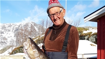 Hans Schmidt mit einem 25 Kilogramm schweren Dorsch.