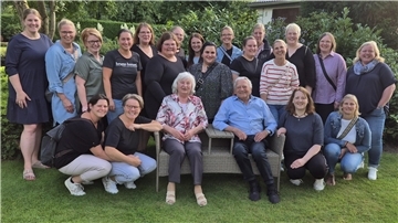 Hans-Wilhelm Heitmann feierte jüngst seinen 90. Geburtstag und freute sich über zahlreiche Sportlerinnen, die zu Besuch kamen.