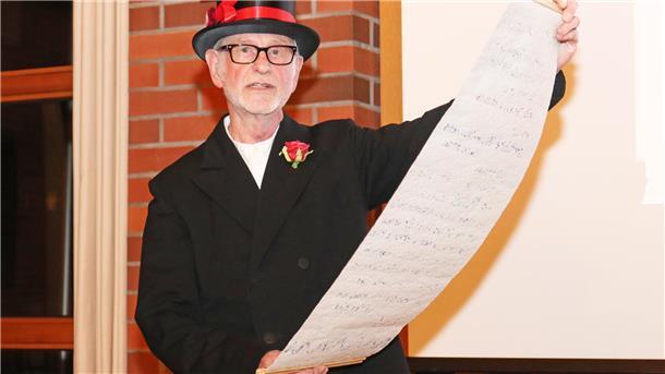 Hans-Wilhelm Peper verliest als Hochzeitsbitter eine Schriftrolle.