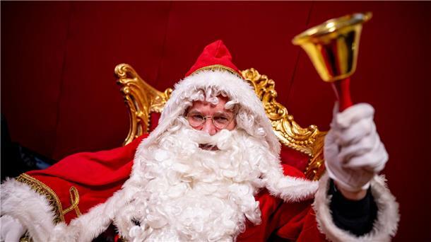 Was tun bei einer Enttarnung? Workshop für Weihnachtsmänner Hansjörg Rodewald als Weihnachtsmann verkleidet klingelt bei einem Workshop für neue Weihnachtsmänner mit einer Glocke.