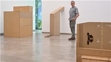 Hanswerner Kirschmann entwickelt seine Werke Schicht um Schicht aus Spannplatten. „Man macht die merkwürdige Erfahrung, dass man eine Arbeit, die noch nicht existiert, beim Machen kennenlernt“, findet er.