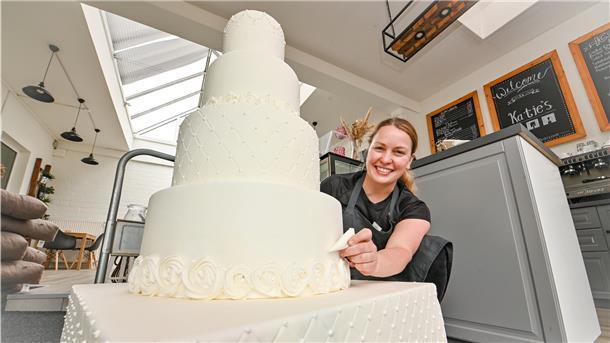 Happy-End der Liebe auf dem „Traumschiff“: Für die neue Weihnachtsfolge der ZDF-Kultserie muss auch eine prächtige Hochzeitstorte her. Die stammt aus Katie Mazurs Patisserie in Wulsdorf. Und zwar doppelt: Geordert hat das ZDF-Team eine echte und eine unechte Torte.