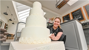 Happy-End der Liebe auf dem „Traumschiff“: Für die neue Weihnachtsfolge der ZDF-Kultserie muss auch eine prächtige Hochzeitstorte her. Die stammt aus Katie Mazurs Patisserie in Wulsdorf. Und zwar doppelt: Geordert hat das ZDF-Team eine echte und eine unechte Torte.
