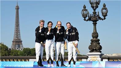 Happy End in einem wilden Spektakel: Deutsche Triathleten jubeln über Gold.
