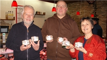 Harald Maack, John Ilchmann und Angelika Meurer-Schaffenberg mit dem Weihnachtsessen.