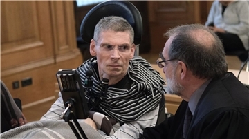 Harald Mayer (l), durch Multiple Sklerose komplett bewegungsunfähig, sitzt neben Robert Roßbauch, Rechtsanwalt, in einem Saal des Bundesverwaltungsgerichtes (BVerwG).