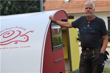 Harald Prien an einem der Mini-Wohnwagen. 