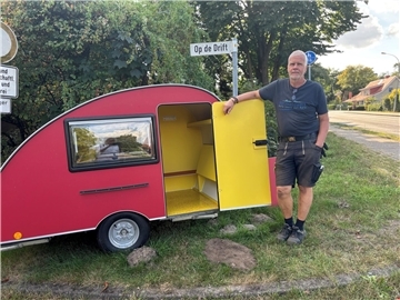 Harald Prien an einem der Mini-Wohnwagen. 