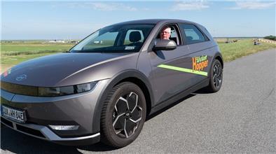 Harald Schewe ist Fan des Carsharing-Prinzips. Der Midlumer engagiert sich im Vorstand des Vereins WurtenHopper, der den E-Car-und-Lastenrad-Fuhrpark verwaltet.
