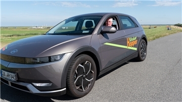 Harald Schewe ist Fan des Carsharing-Prinzips. Der Midlumer engagiert sich im Vorstand des Vereins WurtenHopper, der den E-Car-und-Lastenrad-Fuhrpark verwaltet.