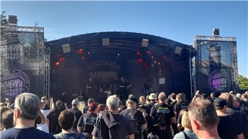 „Hardbone“ aus Hamburg rocken die Bühne.