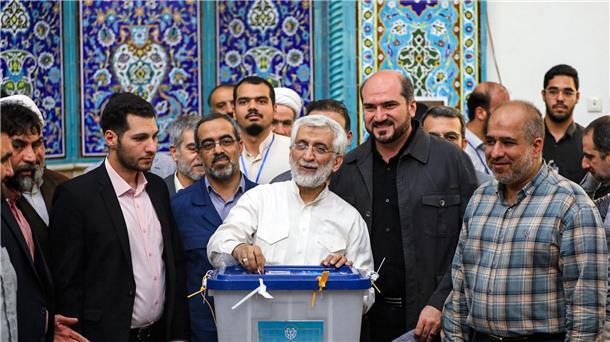 Wahl im Iran: Duell zwischen Reformer und Hardliner Hardliner Said Dschalili bei der Stimmabgabe.