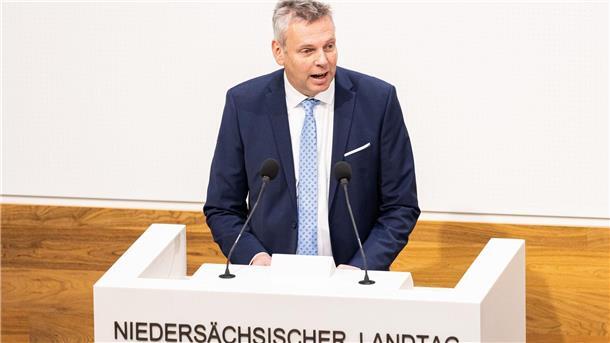 AfD startet Schulinfoportal - Kritik von Kultusministerin Harm Rykena (AfD), spricht im Plenarsaal vom niedersächsischen Landtag während einer Sitzung.