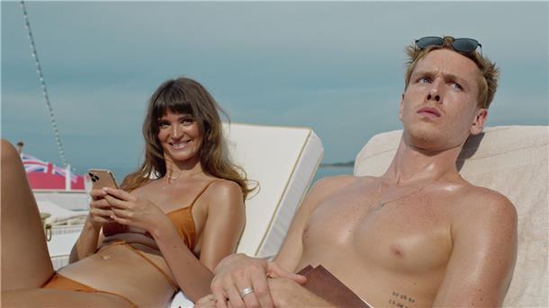 Die Filmstarts der Woche Harris Dickinson als Carl und Charlbi Dean als Yaya in einer Szene des Films „Triangle of Sadness“.