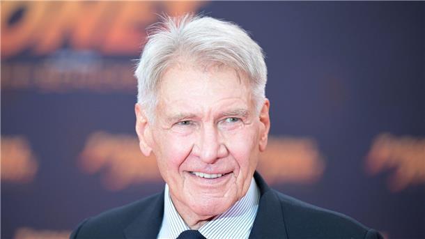 Harrison Ford fühlt sich durch Schlangen-Namen geehrt Harrison Ford singt seinen Basilikumpflanzen Schlaflieder vor, damit sie vor der Nacht keine Angst haben.