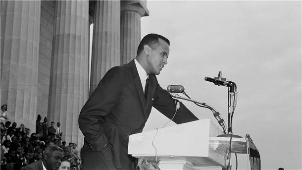 Sänger, Schauspieler, Aktivist: Harry Belafonte gestorben Harry Belafonte spricht am Lincoln Memorial in Washington während eines Jugendmarsches für die Integration (1958).