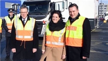 Harry Götze, Direktor der Ortspolizeibehörde, Finanz-Staatssekretärin Sarah Ryglewski (SPD) und Zoll-Gewerkschafter Thomas Liebel sehen sich eine Röntgenanlage an.