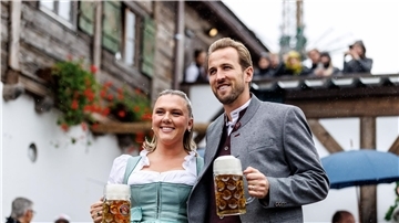 Harry Kane präsentierte sich mit seiner Frau Katie Goodland in bester Wiesn-Stimmung.