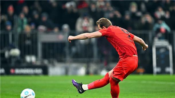 Harry Kane verwandelt Elfmeter Nummer 28 zum 1:0 gegen Bremen.