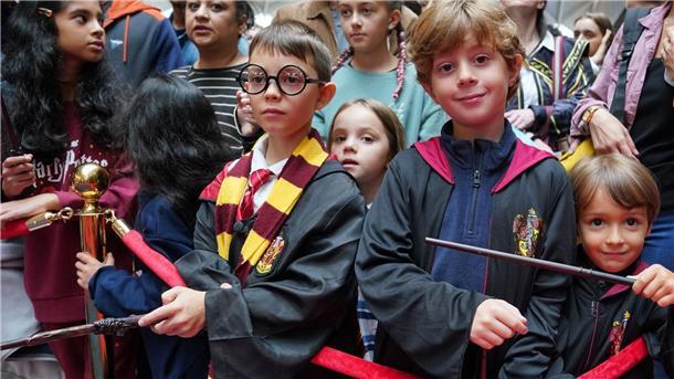Tausende schicken Harry Potter auf Gleis 9 3/4 zur Schule Harry-Potter-Fans versammeln sich während des jährlichen „Back to Hogwarts Day“ am Bahnhof Kings Cross.