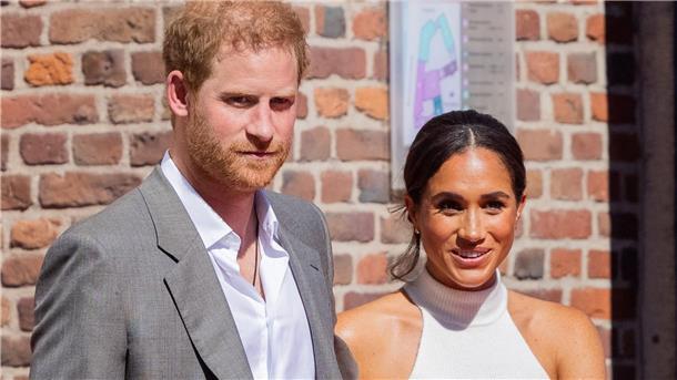 Harry und Meghan kommen aus dem Düsseldorfer Rathaus. Der Prinz und seine Frau warben im vergangenen Jahr für die „Invictus Games“, die von Harry mit ins Leben gerufen wurden.