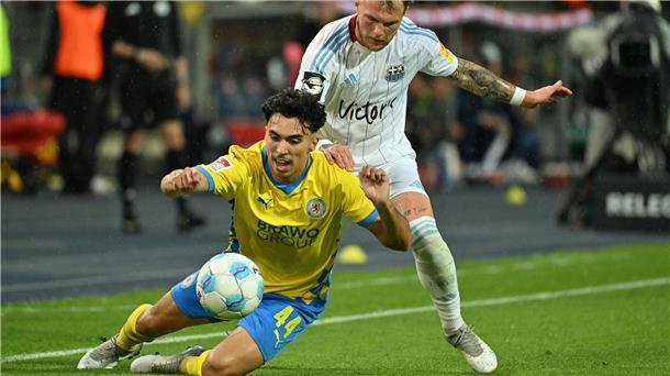 Harter Zweikampf: Braunschweigs Johan Gomez (l.) und Saarbrückens Philip Fahrner im Duell.
