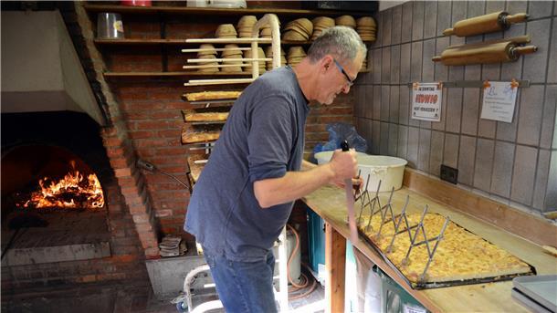 Hartmut Fricke, 2. Vorsitzender des Heimatvereins Sellstedt, hofft, dass er bald wieder Butterkuchen für die Besucher des Backtags portionieren kann.