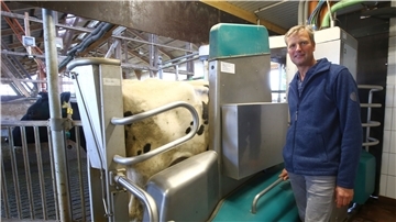 Hartwig Gloystein vor einem der zwei Melkroboter des Betriebes. Die beiden Helfer sind rund um die Uhr im Einsatz. Der Betrieb der Familie bekam eine Auszeichnung für seine Arbeit.