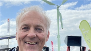 Hartwig Schwieger produziert und verkauft Windkraftanlagen. In Tarmstedt präsentiert er sein kleinstes Modell mit 15 Meter Gesamthöhe.