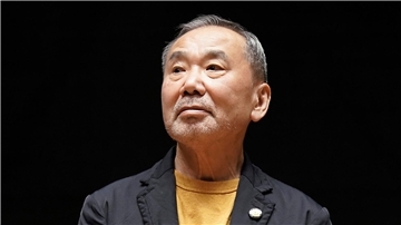 Haruki Murakami hat sich gegen die Neubebauung eines historischen Parks in Tokio ausgesprochen.