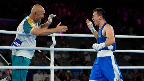 Hasanboy Dusmatov (r) gewann in Paris Gold, sein Trainer Tulkin Kilichev kollabierte bei der anschließenden Feier.