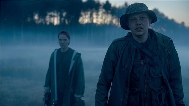 „Mit Blut getränkt“ - die neue ARD-Serie „Oderbruch“ Haskel (Leonard Kunz, r) und Sebastian (Sebastian Urzendowsky) machen im Oderbruch einen erschütternden Fund.