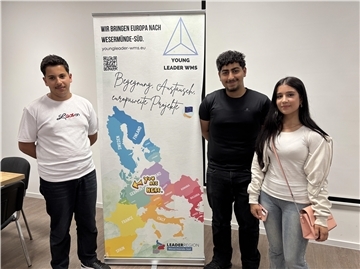 Hassan Ashraf, Vorsitzender des Jugendgremiums Young LEADER Wesermünde-Süd, wurde einstimmig zum stimmberechtigen LAG-Mitglied gewählt. Abdelrasul Ahmed Kahlif und Malak Asaad (von links) interessieren sich für die Mitarbeit und nahmen an der Sitzung teil. 